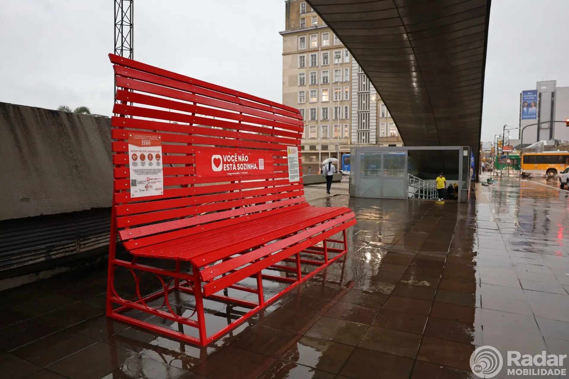 Trensurb inaugura Banco Vermelho Gigante na Estação Mercado