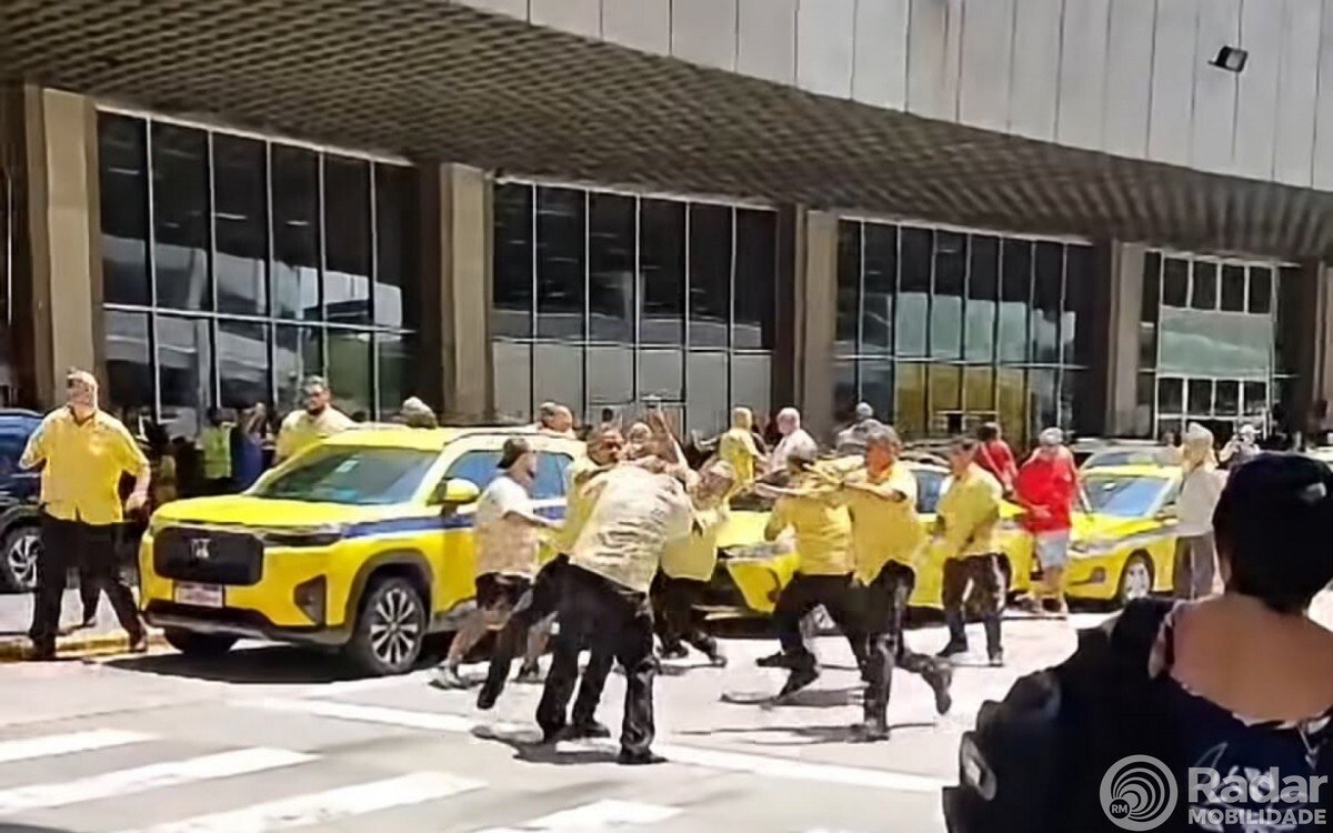 Briga generalizada entre taxistas assusta passageiros no Aeroporto do Galeão, no Rio