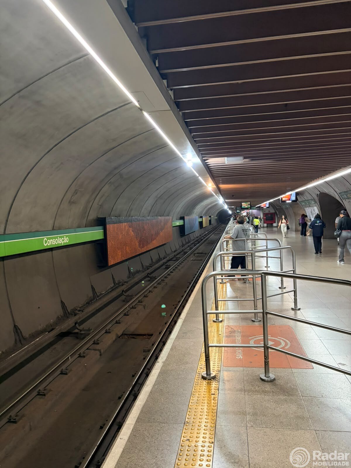 Metrô terá operação ininterrupta durante a madrugada neste fim de semana