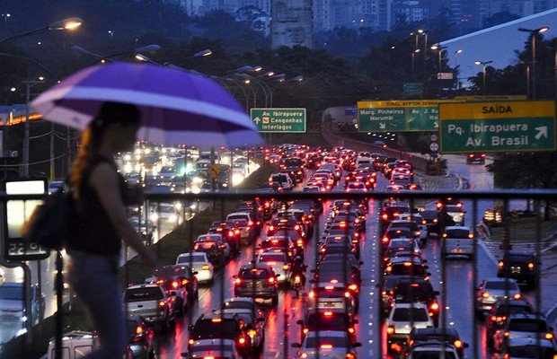 Por que basta chover para a mobilidade urbana entrar em colapso no Brasil?