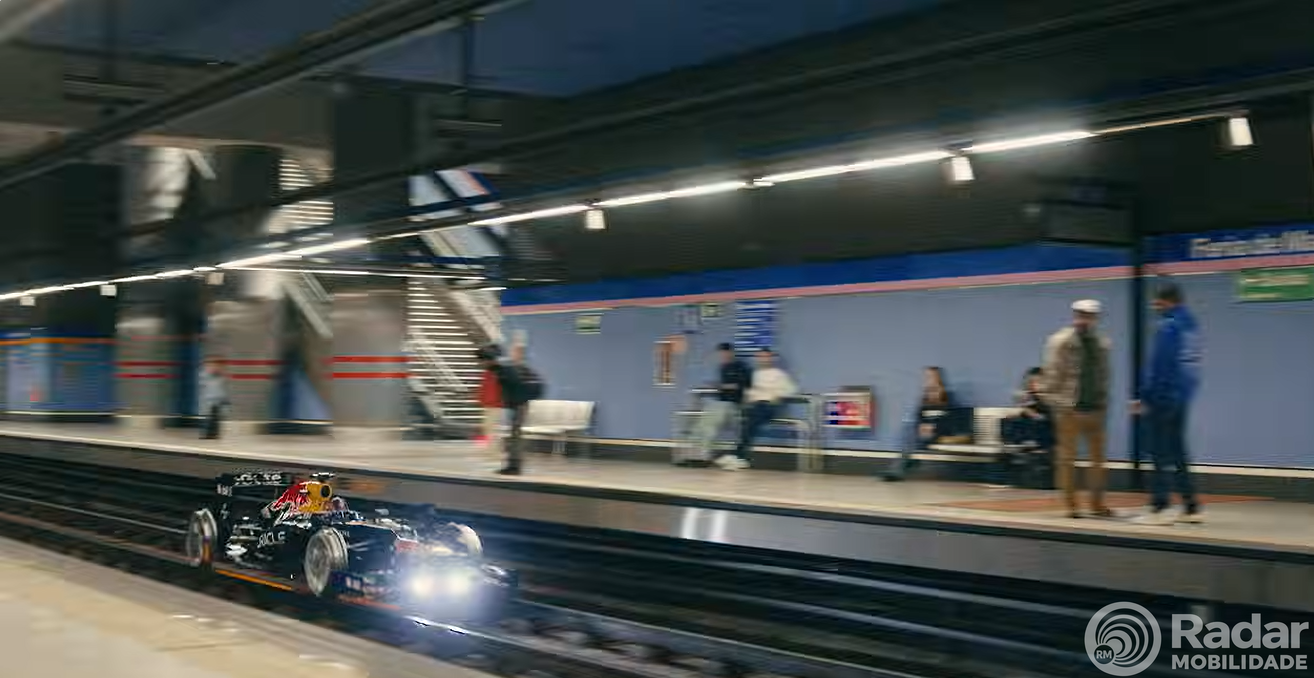 Incrível! Carro de Fórmula 1 circula pelos trilhos do Metrô de Madri