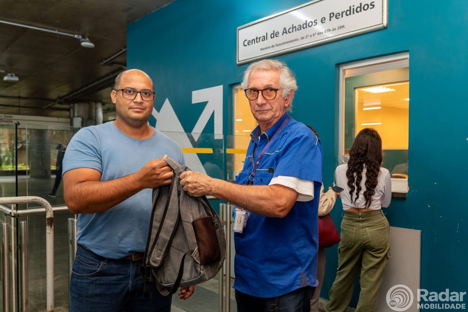 Exemplo de honestidade: Passageiro recupera mochila com R$ 7 mil e notebook esquecida no Metrô de SP