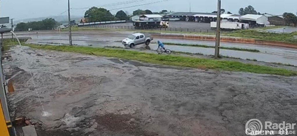Vídeo mostra ciclista escapando de caminhonete que capotou na BR-163, no Paraná