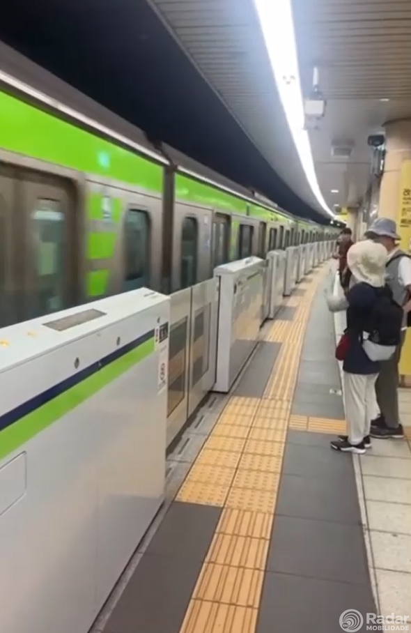 Radar Mobilidade no Japão: Metrô de Tóquio adota barreiras de meia-altura e blinda 100% de suas estações