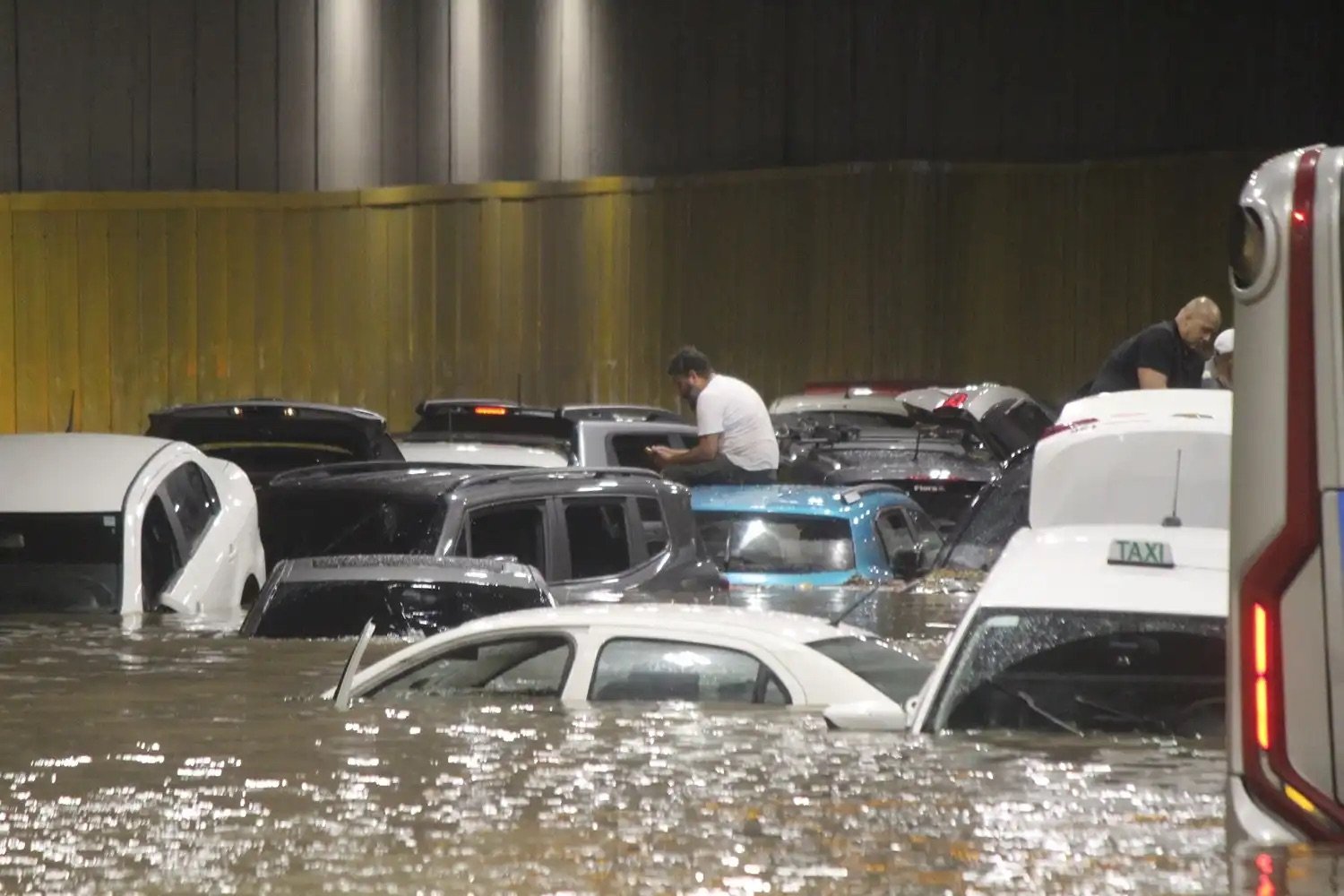 Temporal alaga túnel do Anhangabaú, deixa carros submersos e provoca caos em diversos pontos em São Paulo